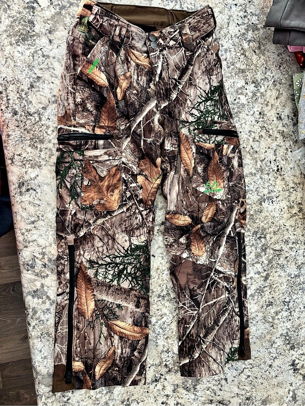 Realtree RT Edge Dark Earth Cargo Pants kids Camo Cargo Pants Size Medium